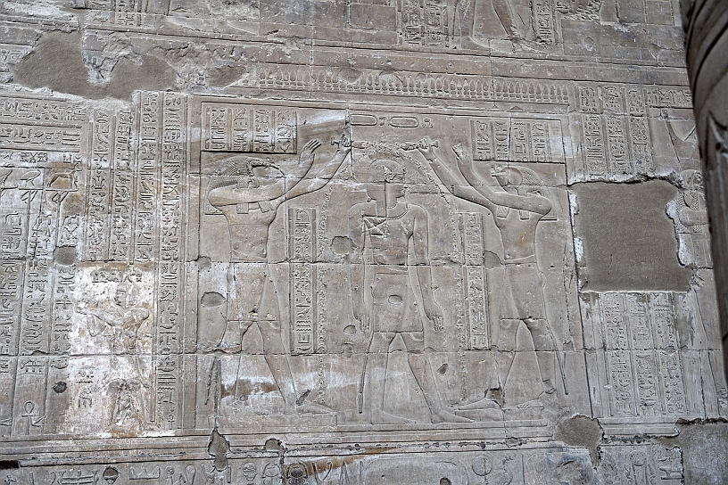 11 MAK_6260.jpg - Questo rilievo rappresenta il faraone (al centro) mentre viene purificato da due divinità che versano sopra il sovrano due flussi d'acqua dai vasi rituali.